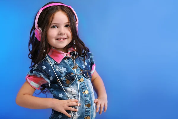 Malá holka ilisten hudbu se sluchátky — Stock fotografie