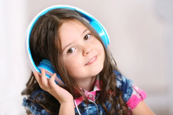 Little girl with headphones — Stock Photo, Image