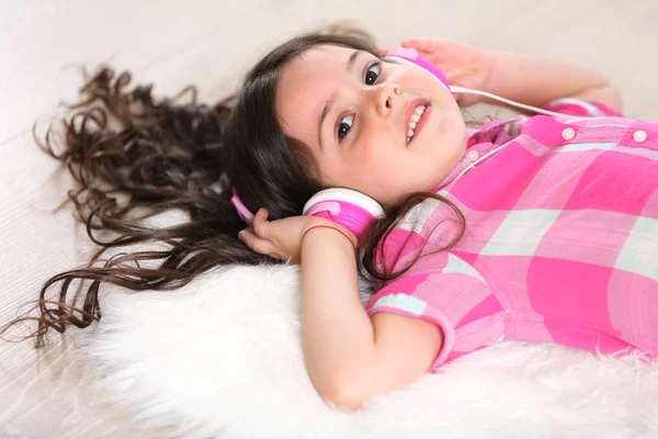 Little girl listening music with headphones — Stock Photo, Image