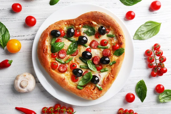 Deliciosa pizza en forma de corazón — Foto de Stock