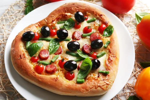 Läckra hjärtformade pizza — Stockfoto