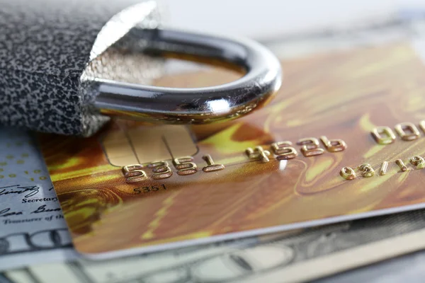Tarjeta de crédito, dólares y cerradura — Foto de Stock