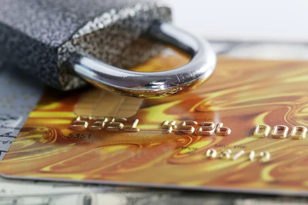 Кредитна картка, долари і замок — стокове фото