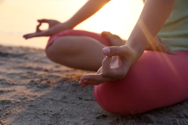 Женщина медитирует йогой на пляже — стоковое фото