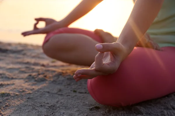 Frau meditiert Yoga am Strand — Stockfoto