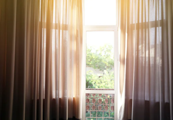 Fenster mit schönen Vorhängen — Stockfoto