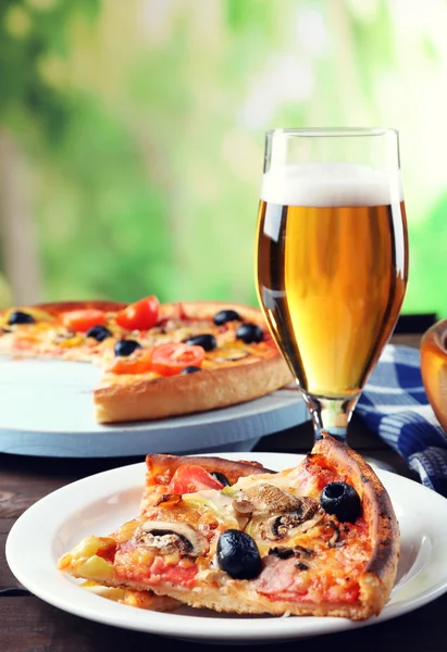 Pizza mit Bier serviert — Stockfoto