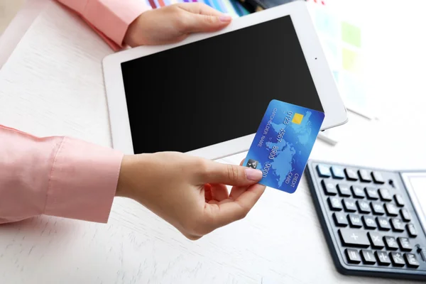Mãos com laptop e cartão de crédito — Fotografia de Stock