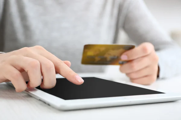 Laptop ve kredi kartı ile el — Stok fotoğraf