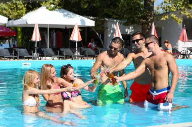 Gençler eğleniyor. 