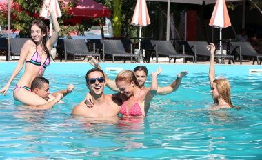 Gençler eğleniyor.