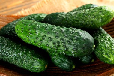 Ahşap arka plan üzerinde rustik kase taze salatalık