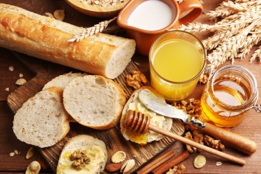 Sağlıklı Kahvaltı ekmek, bal, fındık ile.