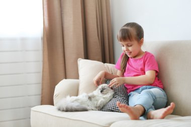 Yavru kedi ile küçük şirin kız