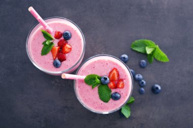 Çilek ile dekore edilmiş lezzetli yoğurt