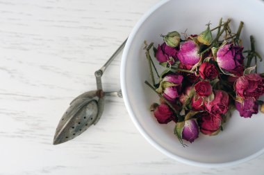 Çay kase hafif ahşap arka plan üzerinde yükseldi.