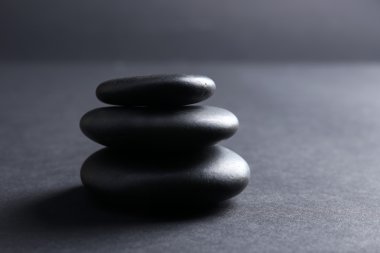Koyu arka plan üzerinde dengeli çakıl taşları
