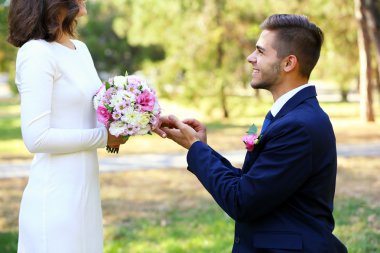 Damat gelini parmağında yüzük takıyor