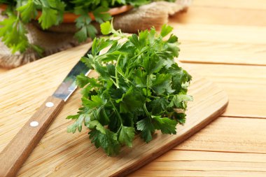 Tahta kesme tahtasında taze maydanoz