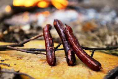 Ahşap closeup ızgara sosis