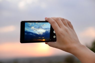 Alarak fotoğraf için akıllı telefon kullanan adam 