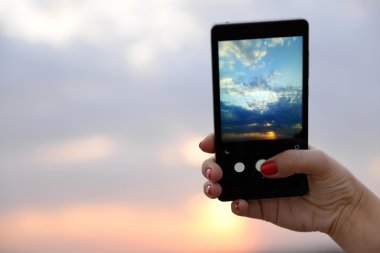 Alarak fotoğraf için akıllı telefon kullanan adam 