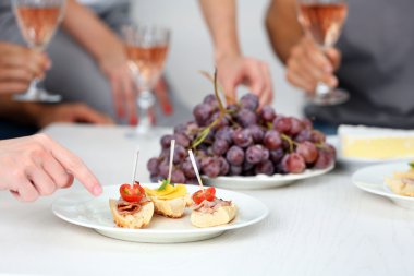 Arkadaşlar el ile gözlük şarap ve aperatifler, yakın çekim