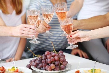 Arkadaşlar el ile gözlük şarap ve aperatifler, yakın çekim