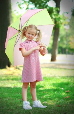 küçük sarışın kız 