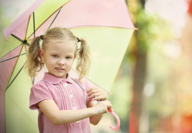 küçük sarışın kız 