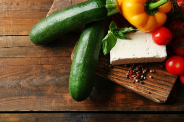 Kabak hazırlama taze malzemeler ahşap arka plan üzerinde rulo