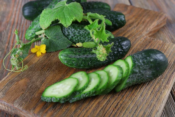 Komkommers op houten achtergrond, close-up — Stockfoto