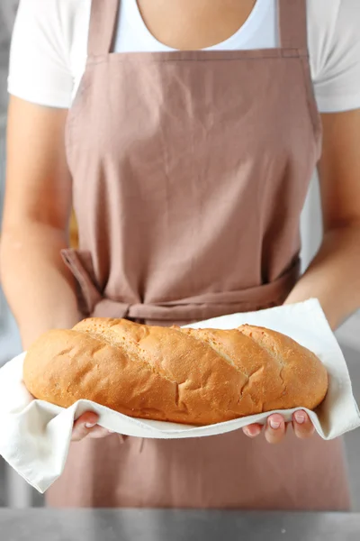 Baker holding freshly baked bread — Stock Photo, Image