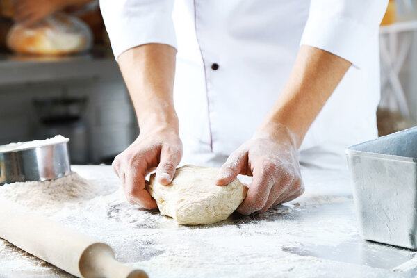 Делать тесто руками мужчин
