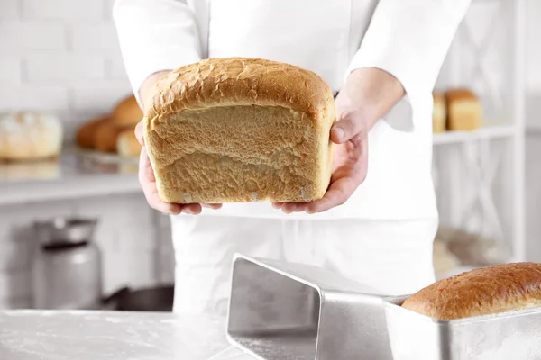 Baker revisando pan recién horneado — Foto de Stock