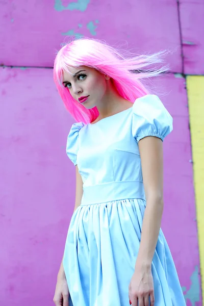 Mulher com penteado rosa — Fotografia de Stock