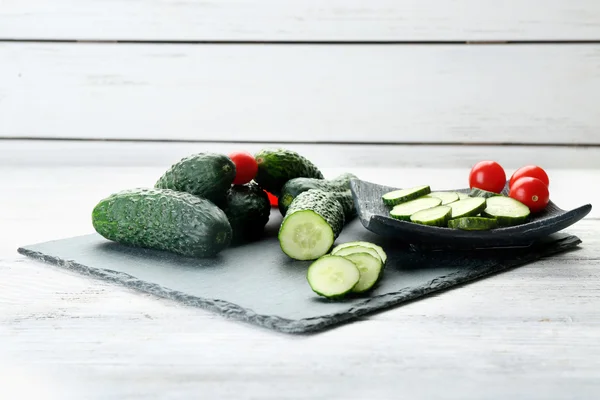 Pepinos en rodajas con tomates —  Fotos de Stock