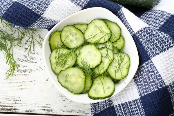 Gesneden komkommers op witte plaat — Stockfoto