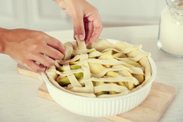Женщина делает яблочный пирог — стоковое фото