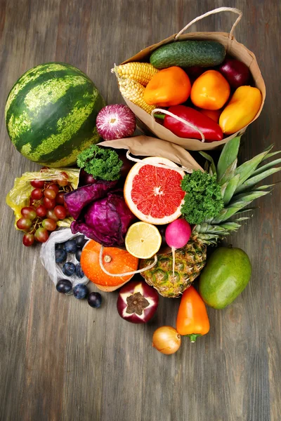 水果和蔬菜在桌子上 — 图库照片