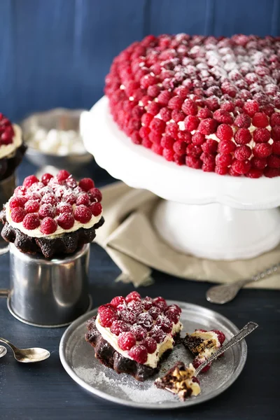 Süße Kuchen mit Himbeeren — Stockfoto
