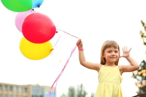 Kleines Mädchen mit Luftballons — Stockfoto