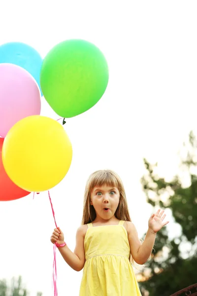 Liten flicka med ballonger — Stockfoto