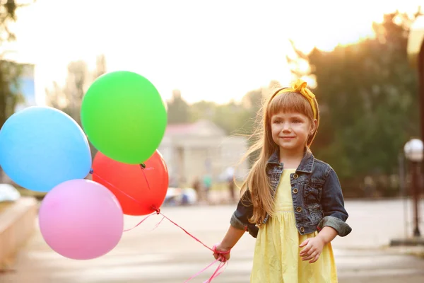 Kleines Mädchen mit Luftballons — Stockfoto