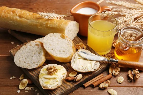Healthy breakfast with bread, honey, nuts. — Stock Photo, Image