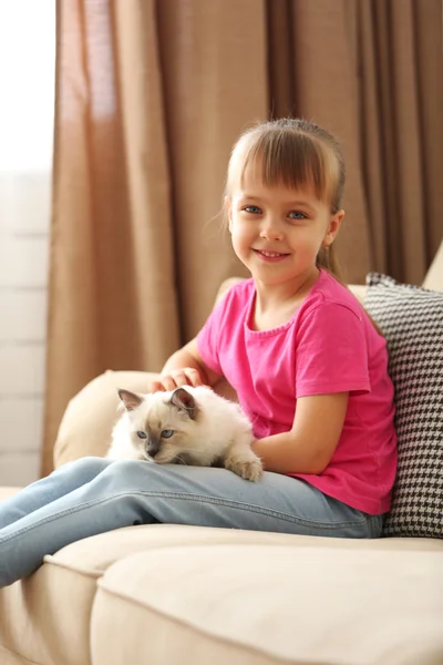 Маленькая милая девочка с котенком — стоковое фото
