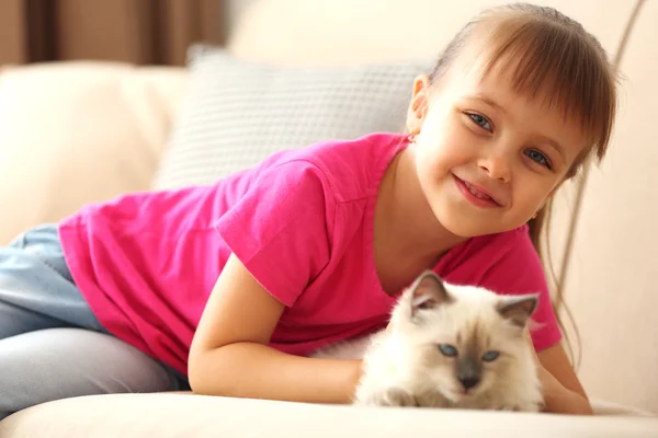 Little cute girl with kitten — Stock Photo, Image