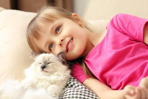Lilla söta tjejen med kattunge — Stockfoto