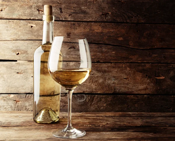 Ένα μπουκάλι λευκό κρασί και ένα ποτήρι — Φωτογραφία Αρχείου