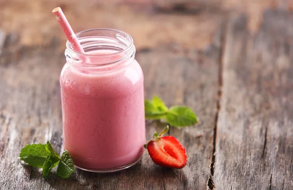 Healthy strawberry yogurt with mint and berries — Stock Photo, Image